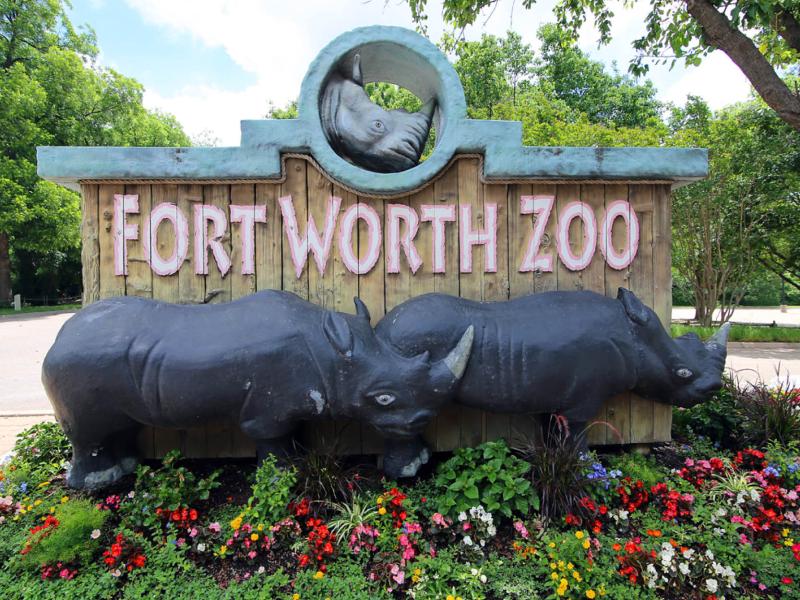 Decorative sign for the Fort Worth Zoo 
