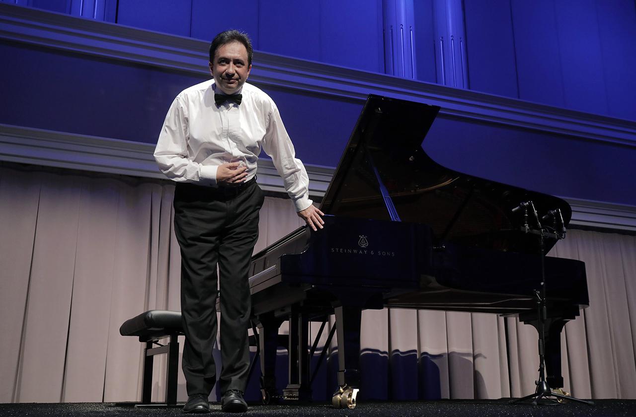 Dmytro Vynogradov in the 2022 Cliburn Amateur Competition