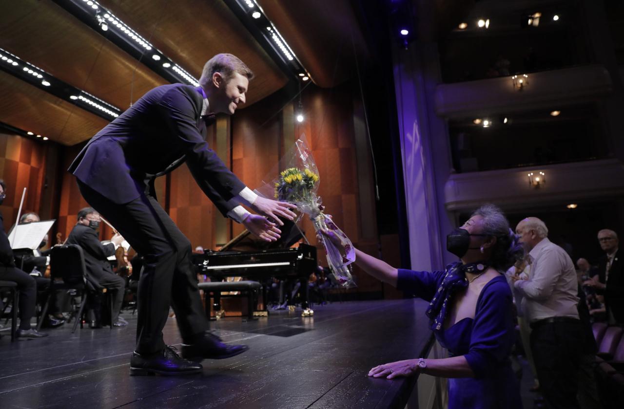 Dmytro Choni accepting flowers